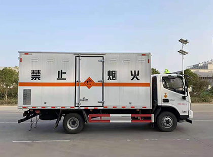老城镇爆破器材运输车