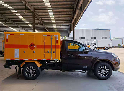 老城镇爆破器材运输车