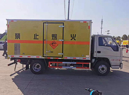老城镇爆破器材运输车技术升级与安全合规新趋势